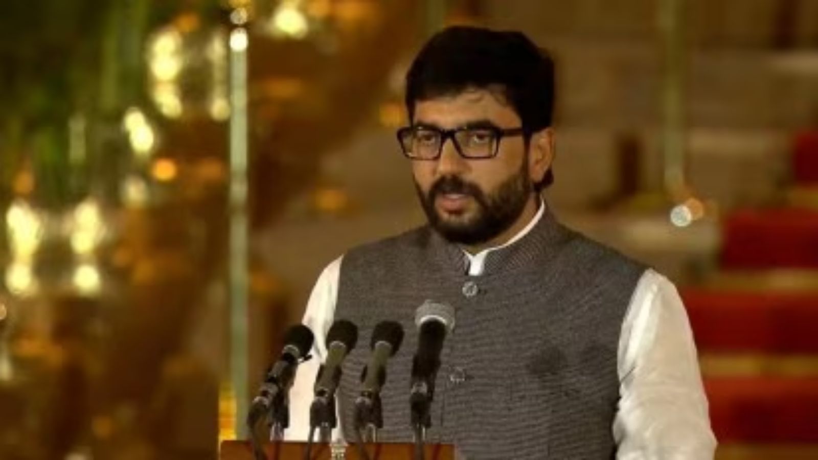 Murlidhar Mohol speaking and engaging with farmers and constituents in Maharashtra